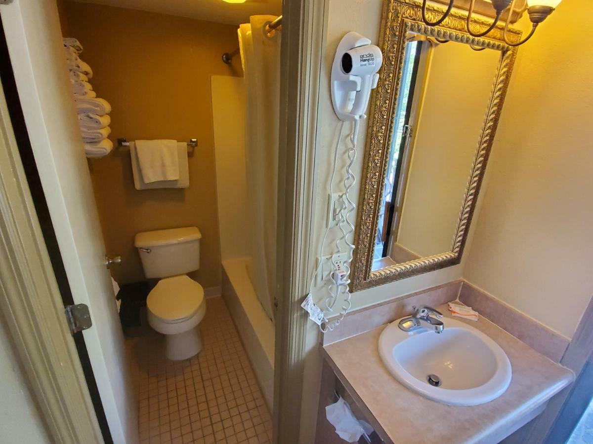 Colonial House Motel 비둘기 포지 외부 사진